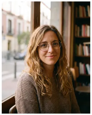 Marta, 32, perfil de ejemplo generado con inteligencia artificial